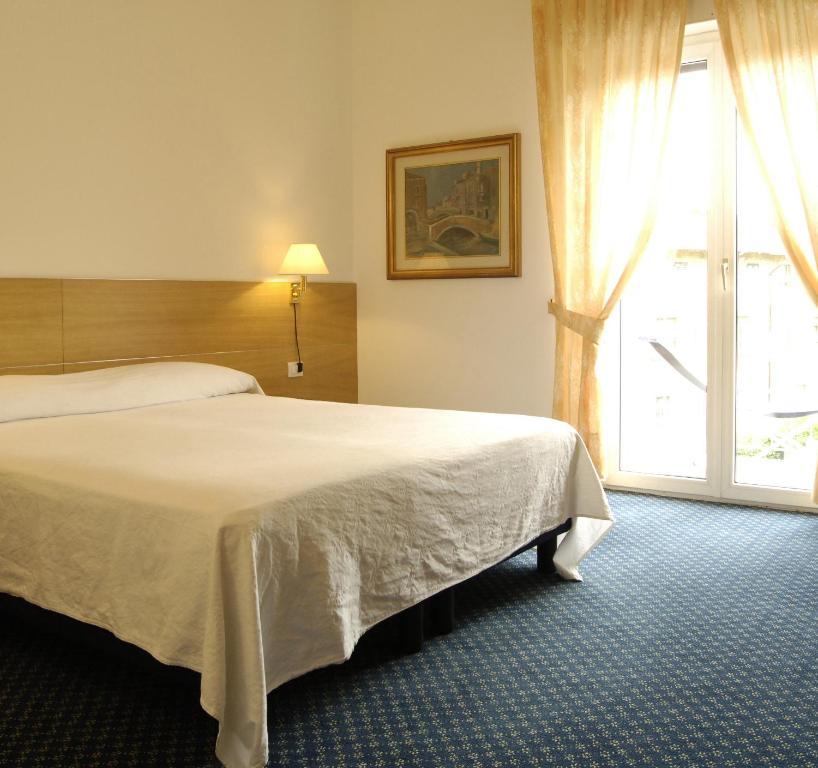 Albergo Al Caminetto Torbole Sul Garda Habitación foto