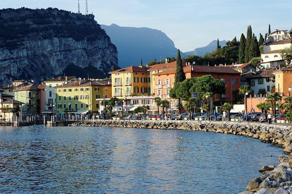 Albergo Al Caminetto Torbole Sul Garda Exterior foto