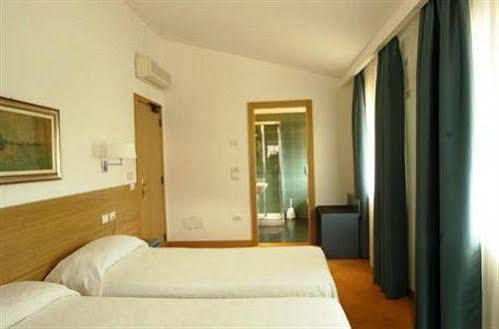Albergo Al Caminetto Torbole Sul Garda Exterior foto